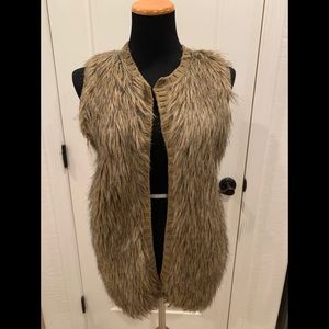 Xhilaration tan faux fur vest Size Medium